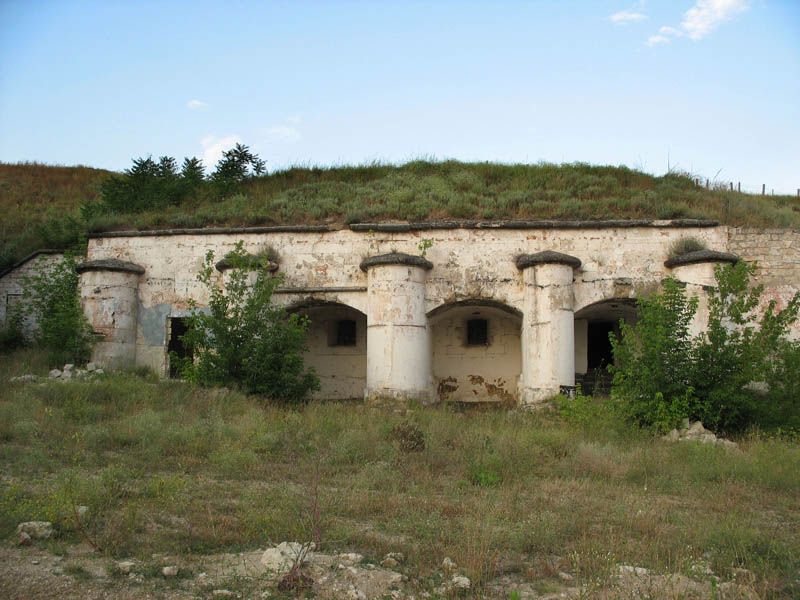 Капонир спереди.